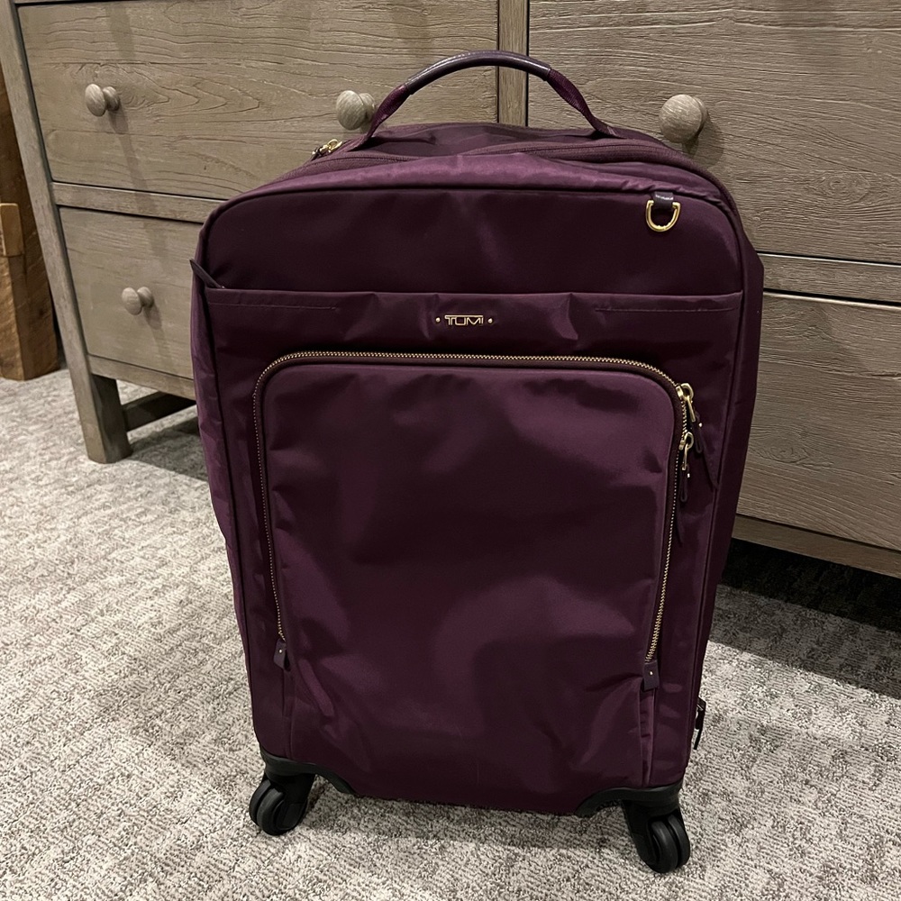Tumi Voyager Carry On 4 Wheel Spinner Luggage